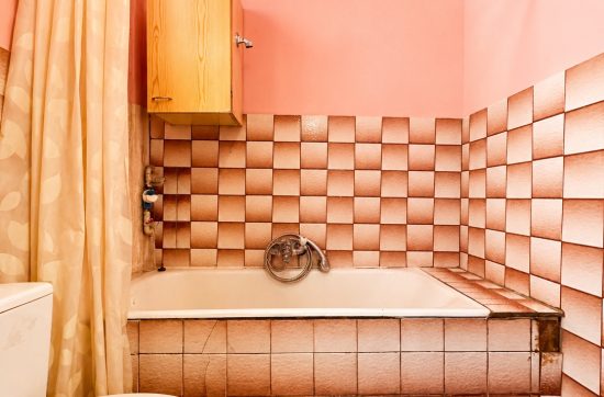 Łazienka po remoncie — flip Świdnik Norwida 7 | czarna armatura, szklany parawan, duży format płytek | Good Homes Lublin