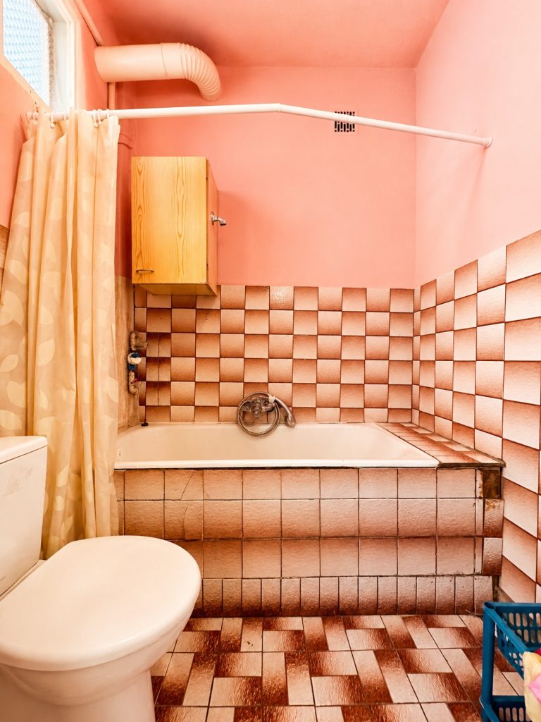 Łazienka po remoncie — flip Świdnik Norwida 7 | czarna armatura, szklany parawan, duży format płytek | Good Homes Lublin